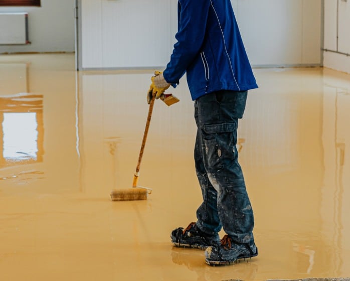 worker coating floor self leveling epoxy resin